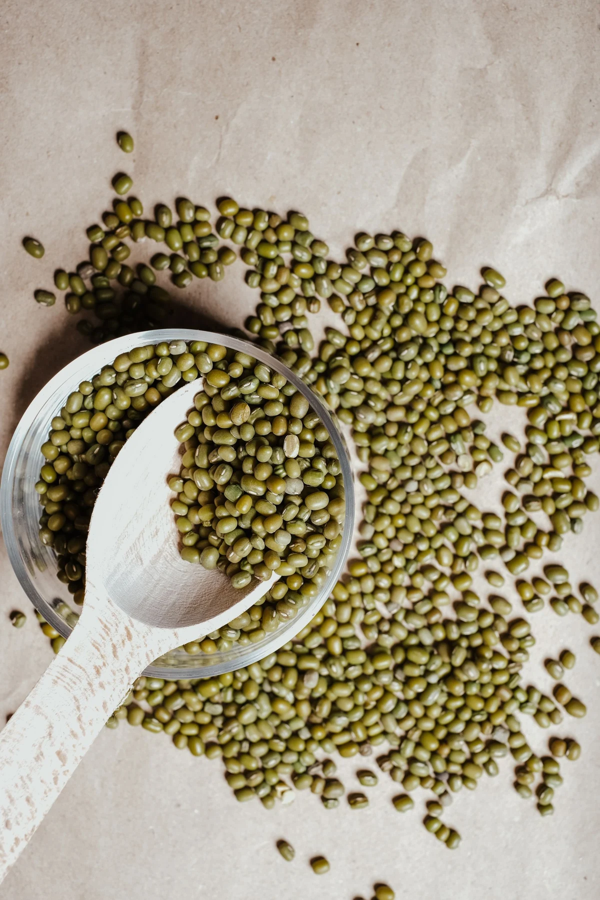 Kacang hijau dengan sendok kayu, foto ilustrasi